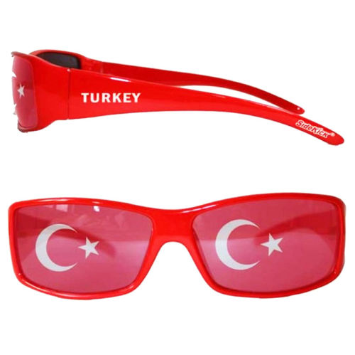Die türkische Flagge hängt aus dem Autofenster - ein lizenzfreies